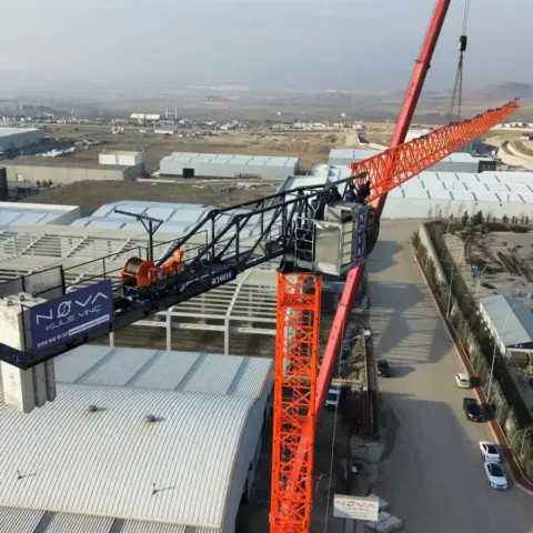 Kule vinç montajı havadan görünüm – mobil vinç ile kurulum