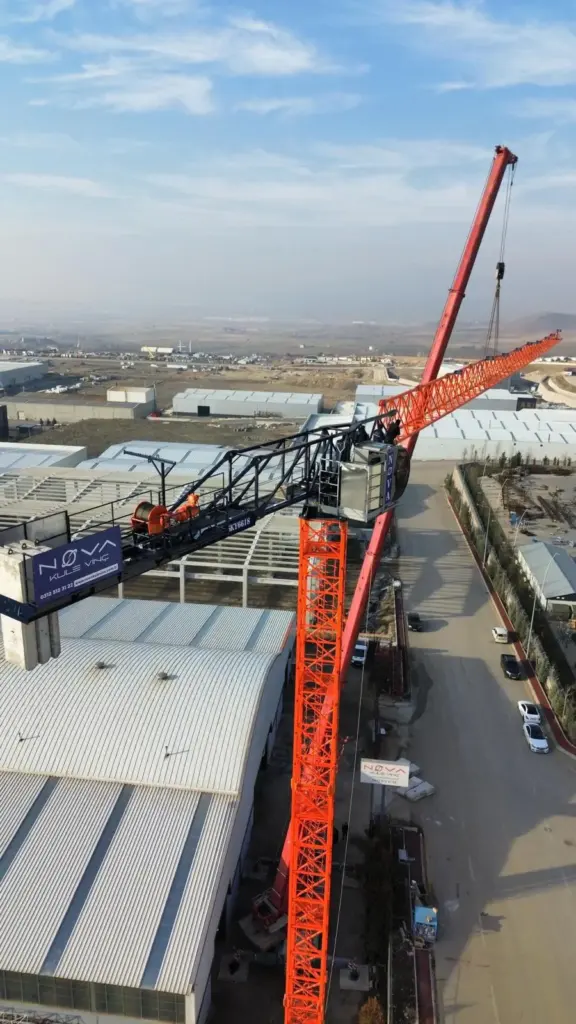 Kule vinç montajı havadan görünüm – mobil vinç ile kurulum